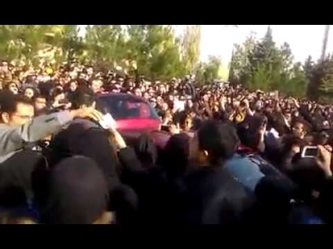 وداع با مرتضی پاشایی هم خوانی ترانه جاده یه طرفه جلوی بیمارستان بهمن
