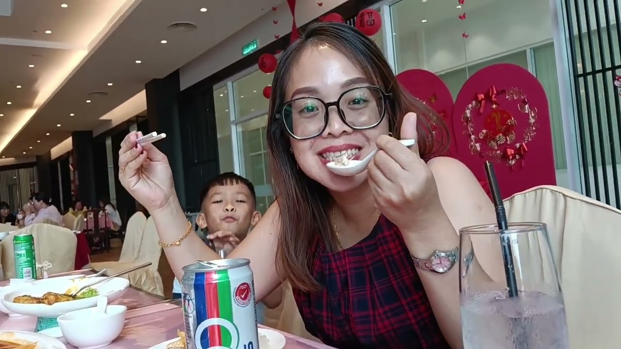 Bejalai enggau family makai2, lalu meli barang pemakai harian.