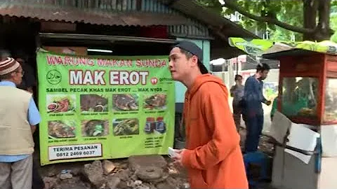 Bobby Samuel Kulineran di Warung Mak Erot | MAKAN ...