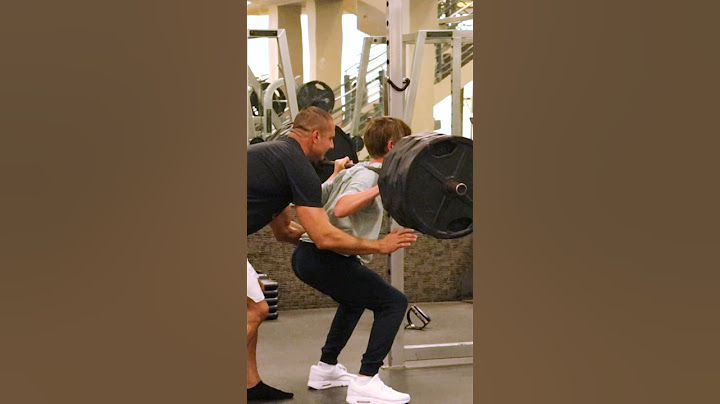 Squatting FAKE WEIGHTS in a PUBLIC GYM!
