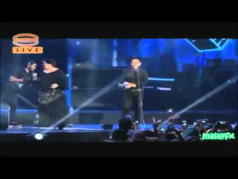 Zizan Razak di Shout Awards 2013 lawak habis! - YouTube