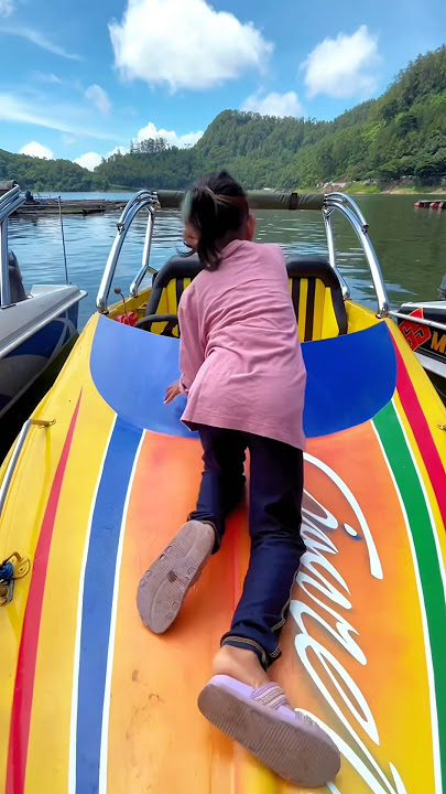 Si bocil minta naik kapal boat ditelaga #bocill #naik #kapal #boat #telagasarangan #funny #viral