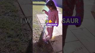 6-Year-Old 澳大利亚人 Discovers “Dinosaur Bones” While Digging in Her Backyard! #trending #dinosaur #恐龙