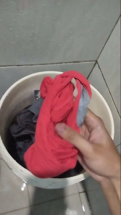 numpang kamar mandi tetangga.. org nya lagi siapin piring di dapur sebelah, saat nya nyicip kancut 😁