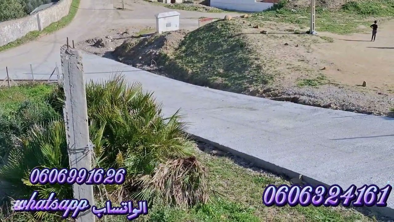 قطعة ارضيه 1000متر محفظة مطلة على البحر واصلا الماء والضوء والطريق بين طنجة ولقصر الصغير 