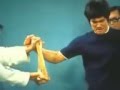 بروسلي 1969 يكسر خشبة بيده Bruce Lee 1969 Is Breaking His Hand YouTube 