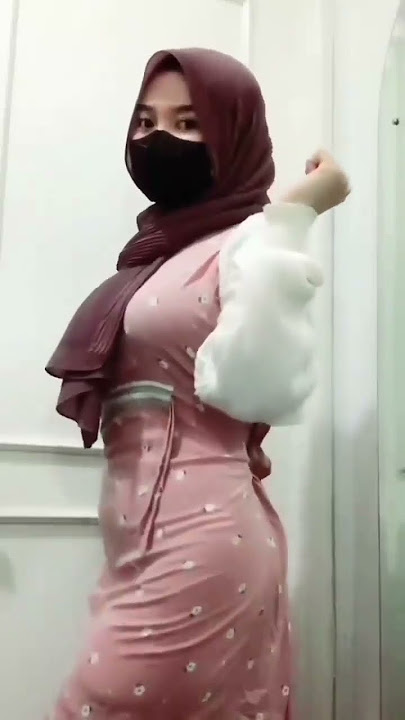 Girl In Hijab   Proudly Shows Off Her Figure