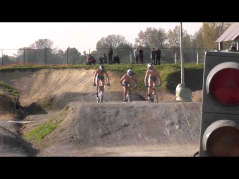 Robin , Philippe en Niels bmxen in hun onderbroek