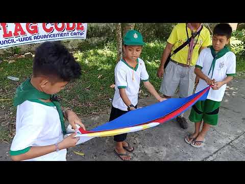 Video: Paano Tiklupin Ang Watawat
