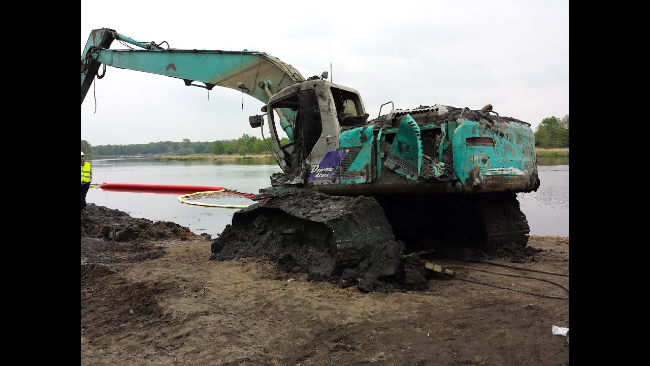 Wyciąganie koparki z koryta Odry we Wrocławiu