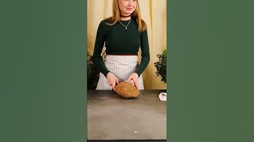 How to crack walnuts without a nut cracker 😉howto #lifehack #kitchetips #walnuts