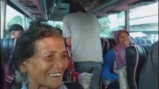 Pengamen solo di dlam bus.pariwisata lucu byanget