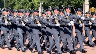Hundreds of King’s Guards March in Perfect Formation Through The Mall 🇬🇧