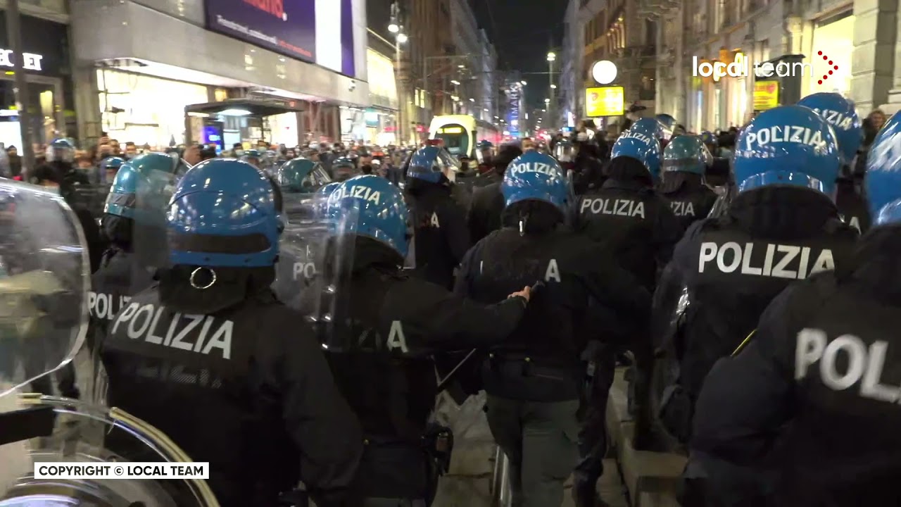 No Green Pass, attimi di tensione a Milano: polizia blocca tentativo corteo in Via Torino