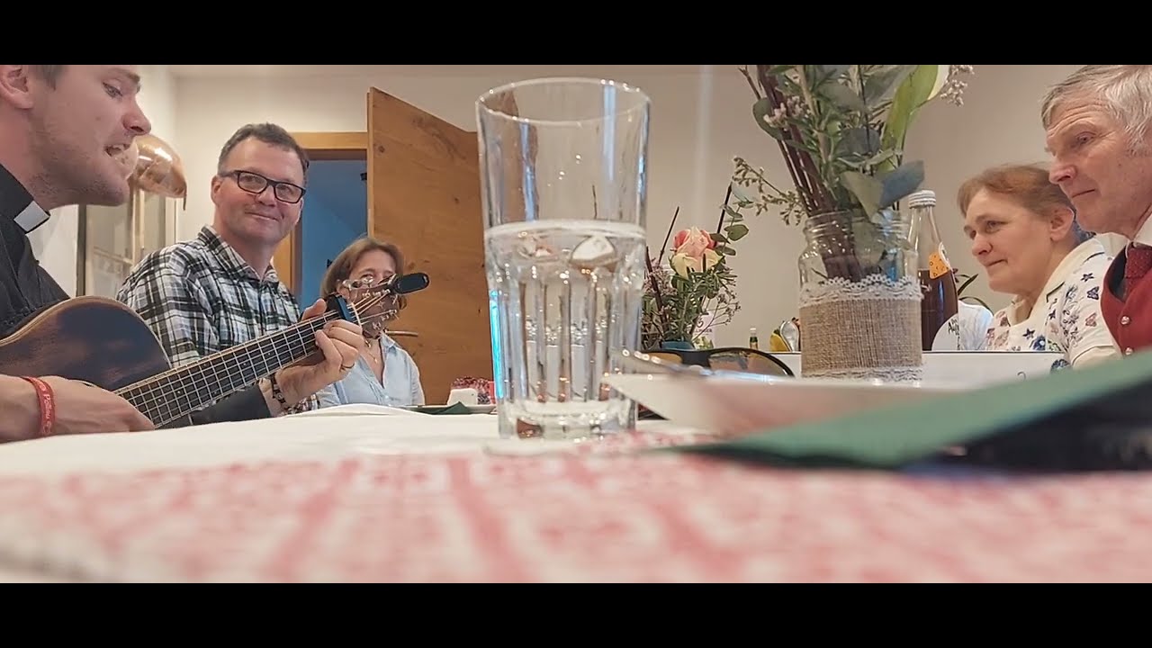 Priester singt für seine Mama - Kimm hoam