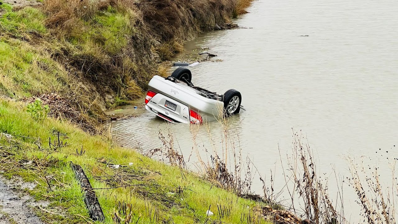 Woman killed after car crashes into canal in Fresno County - YouTube