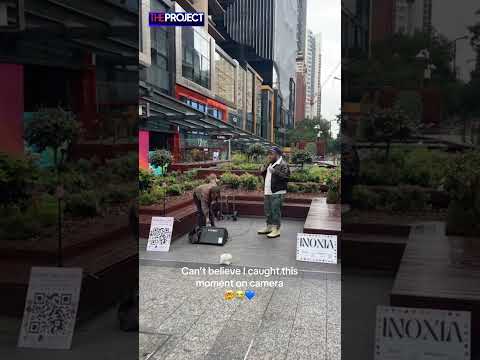 Teddy Swims sings Lose Control with busker in Brisbane
