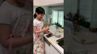 1080929 making rice ball 1