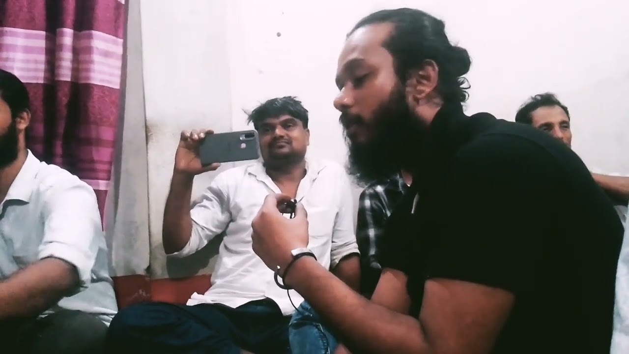 মাঝি ভাইয়া যাও রে অকুলও দরিয়ার মাঝে আমার ভাংগা নাও।