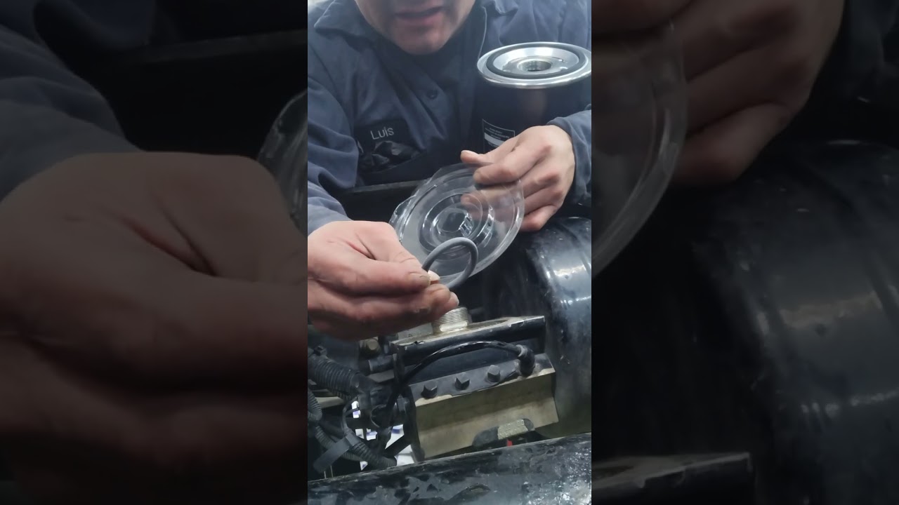 Replace Air Dryer Filter On Semi 🚛🚛🚛 Truck 🚒🚒....... Como cambiar Filtro Secador de Aire