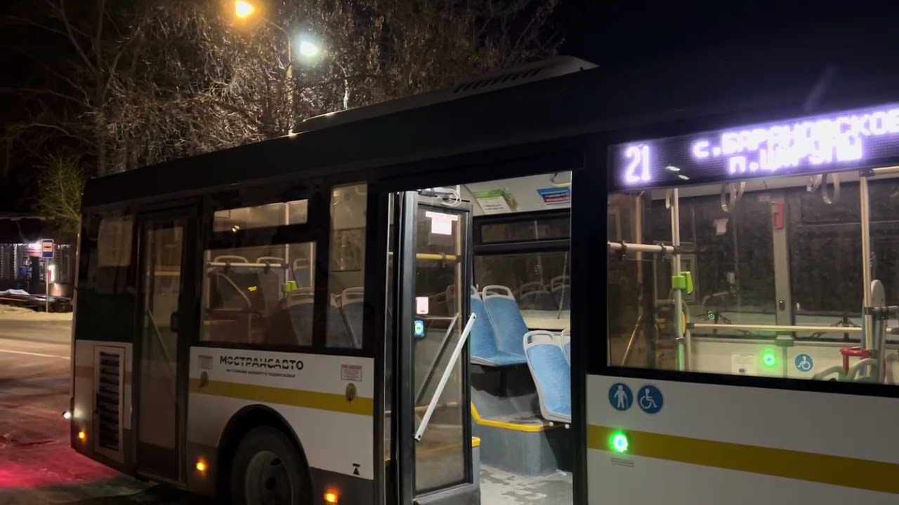 Автобус ЛиАЗ-4292.60(1-2-1) следует по маршруту 21 ”Левычино - Барановское”