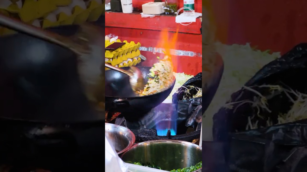 на ночном рынке всегда выстраивается длинная очередь за жареным рисом с яйцом.