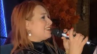 EMİNE YAVUZ & Senden Vazgeçtim&  Saçına Kırmızı Güller Takayım  Canlı Sahne ( Cower ) Resimi
