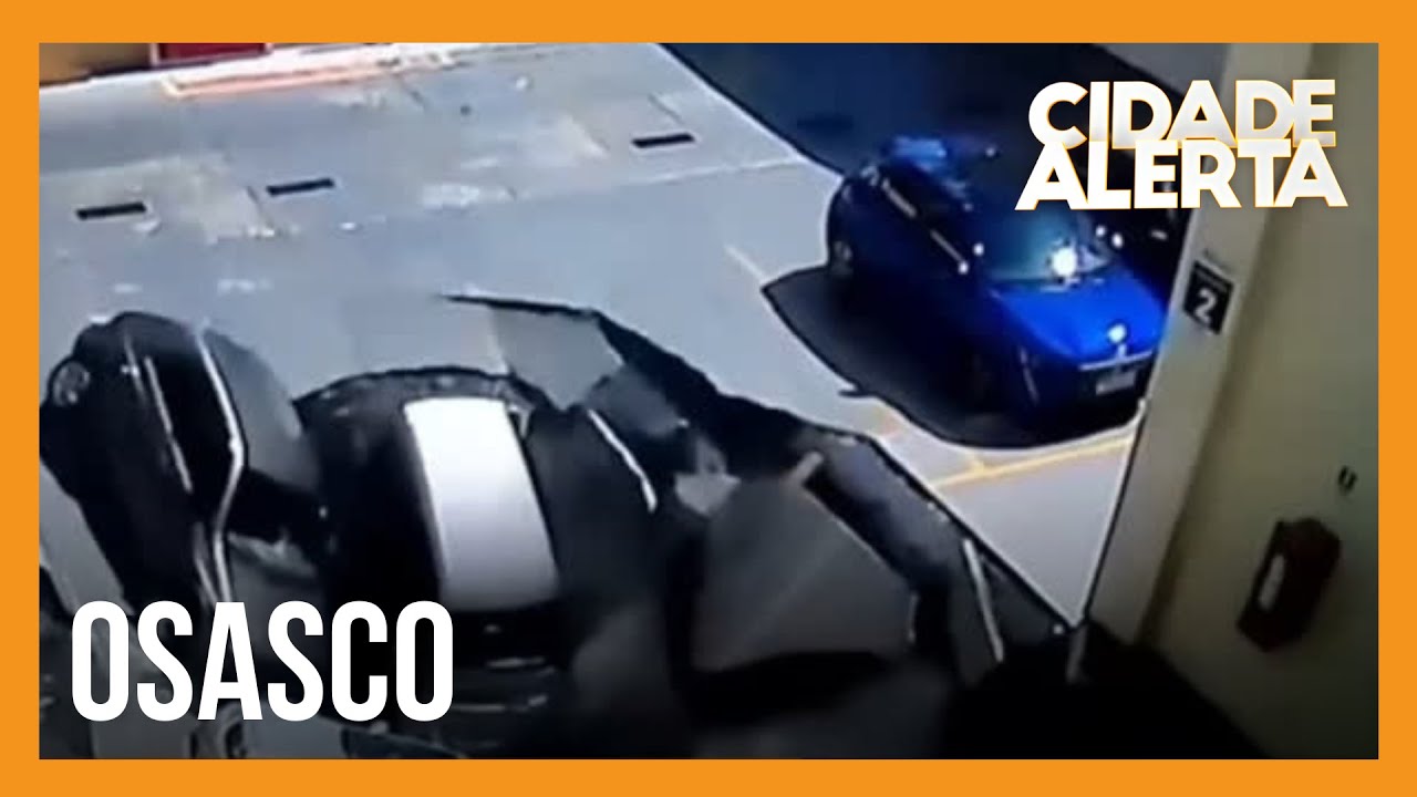 Teto com estacionamento de shopping em Osasco (SP) desaba