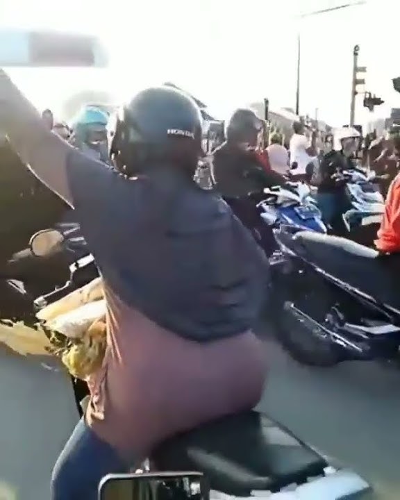 Emak-emak Jatuh Saat Mencoba Nerobos Palang Kereta Api