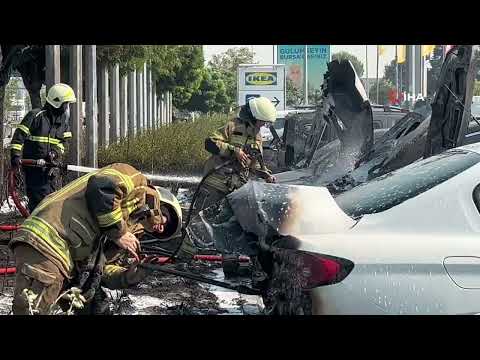 Bursa’da AVM otoparkında yangın: 6 araç kül oldu