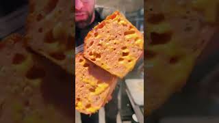 Frisch aus der Frühstückstheke gezogen und schon läuft der Käse wie Lava 🧀🔥