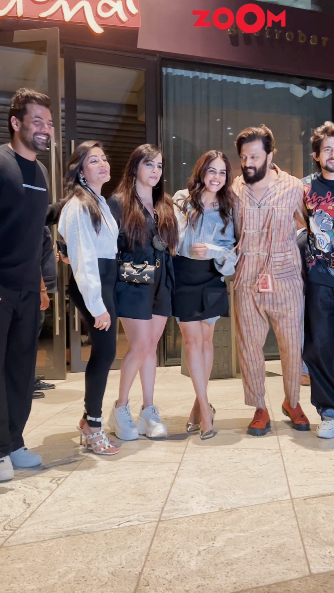 Riteish Deshmukh and Genelia POSE with their friends as he celebrates his b'day #riteishdeshmukh
