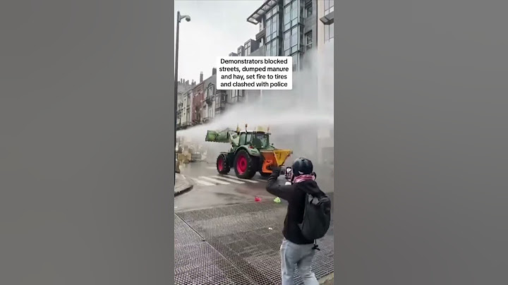 Boeren breken door politiebarricades heen en dumpen mest uit protest tegen EU-beleid