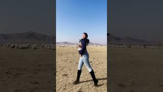 Пухлая Туметка Танцует На Фоне Коров. Туметы - Бурятское Монгольское Племя Из Арвм