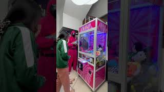 Samantha Main Mesin Capit Boneka Squid Game