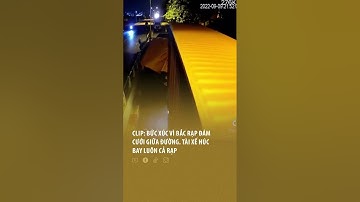Clip: Bức xúc vì bắc rạp đám cưới giữa đường Tài xế húc luôn cả rạp