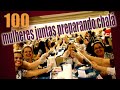 100 mulheres juntas preparando chalá