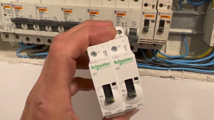 Cuadro eléctrico con contactor diurno y nocturno y disyuntor de 2A