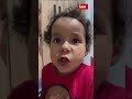 Viral, o vídeo mostra Maria Alice a explicar por que prefere ir à escola, encantando a web.