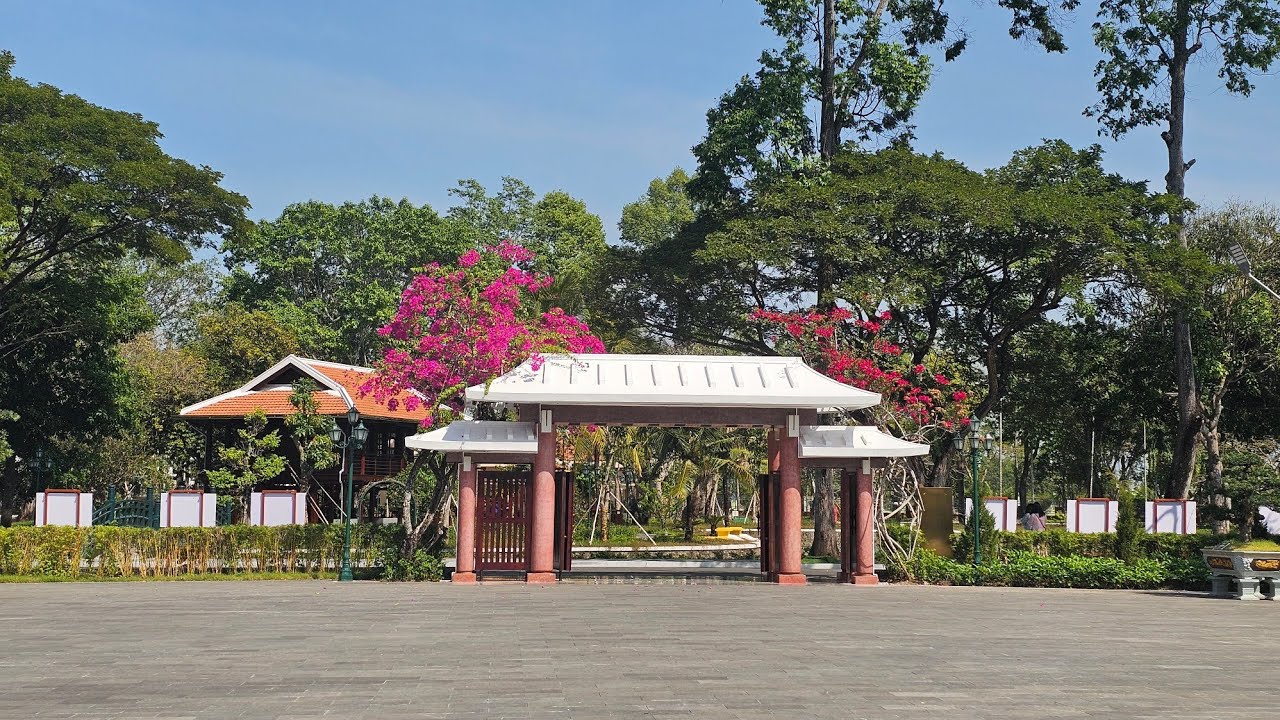 Nhân dịp đến Cao Lãnh cả nhà ghé thăm và thắp hương Mộ Cụ Phó Bảng Nguyễn Sinh Sắc 