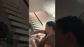 Rebeca îi taie unghiile lui Karinne