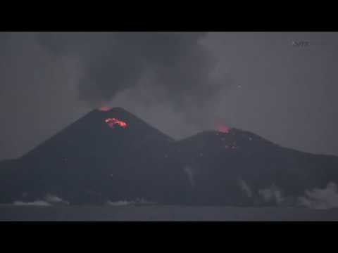 【小笠原諸島西之島】海上から見た噴火活動