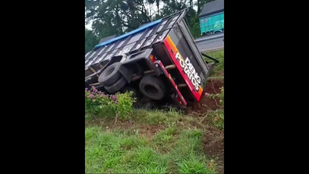 Truck truk  kecelakaan  di tol cipali hari  ini  YouTube