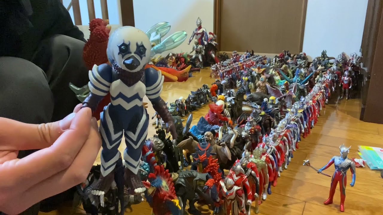 ウルトラマンのソフビをひたすら並べよう - YouTube