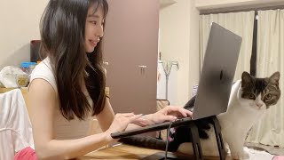 在宅勤務中のママのことが気になって近くから離れない息子猫