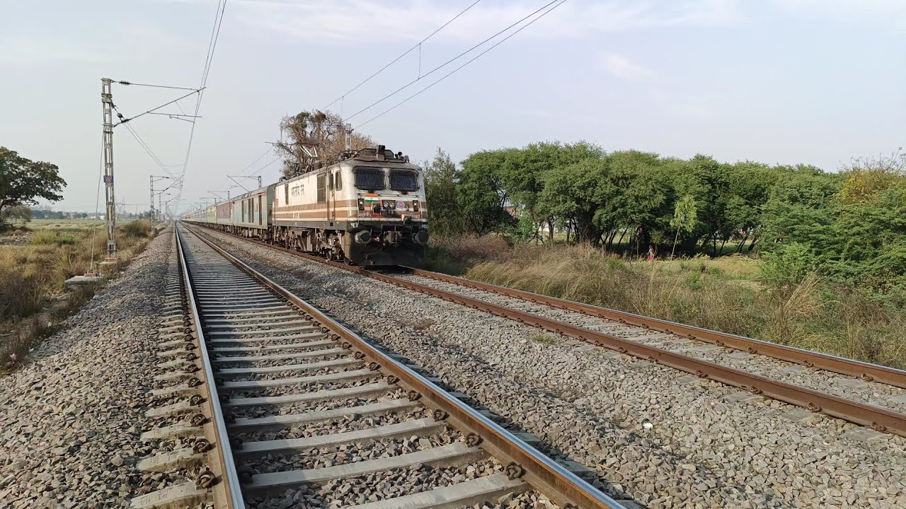 110kmph Tremendous high speed Doon Express 13009 HWH-YNRK with WAP-5 ...