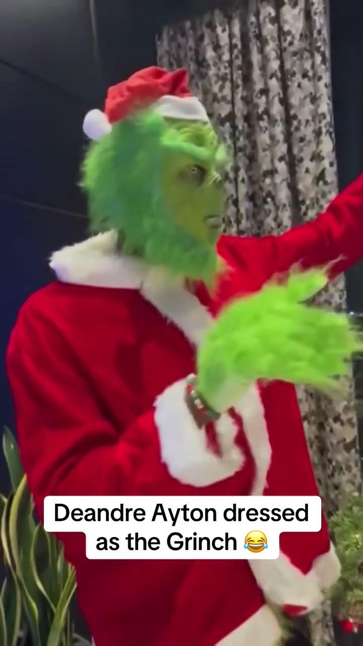 Deandre Ayton dressed as the Grinch ?