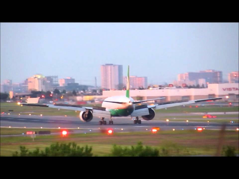 Eva Air Flight 36 Boeing 777 [B-16716] Twilight Landing - YouTube