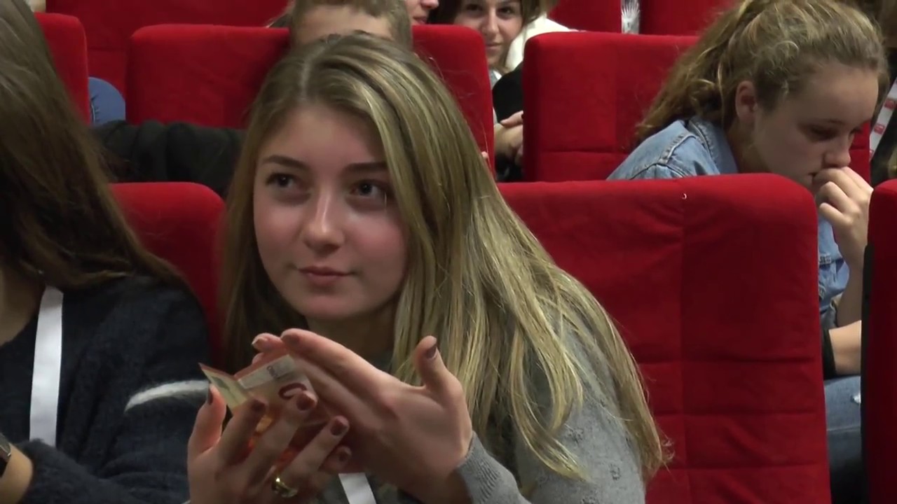 Bristol TV - "Mannequin Challenge" by Houda Benyamina ("DIVINES")