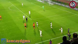 Arda turan yan hakemi itiyor ve kirmizi kart görüyor